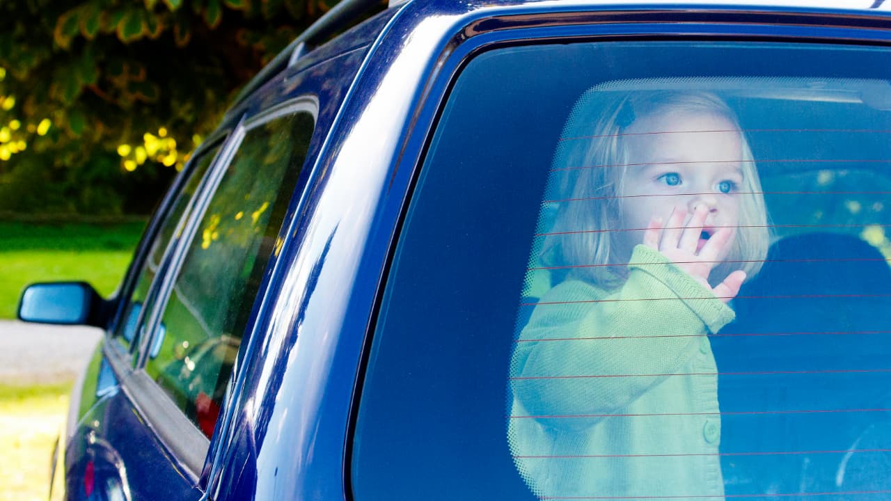 El Departamento de Transporte de EEUU tiene una serie de consejos para que los padres no olviden a sus hijos dentro de los automóviles.