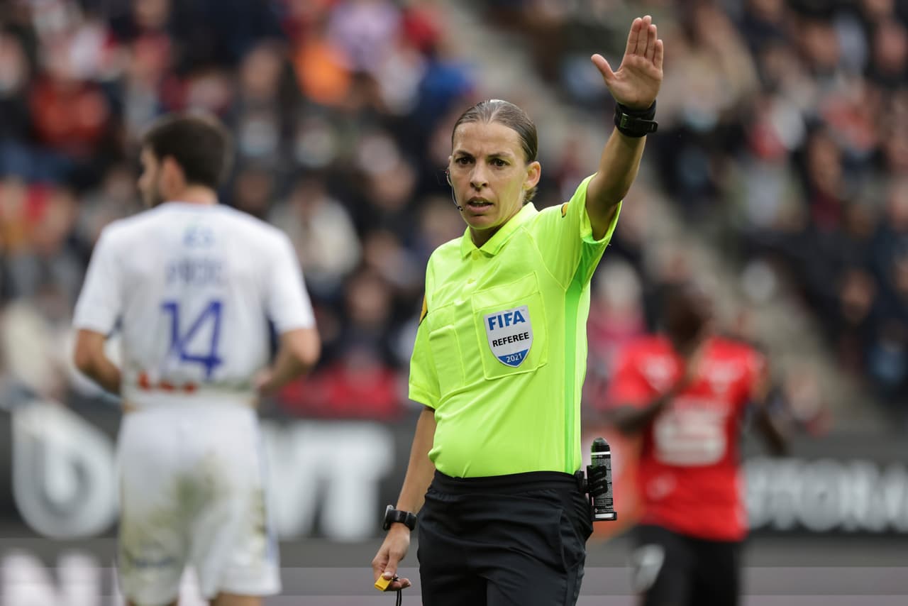 La árbitra Stéphanie Frappart hace historia al convertirse en la primera mujer en dirigir un partido en un Mundial masculino