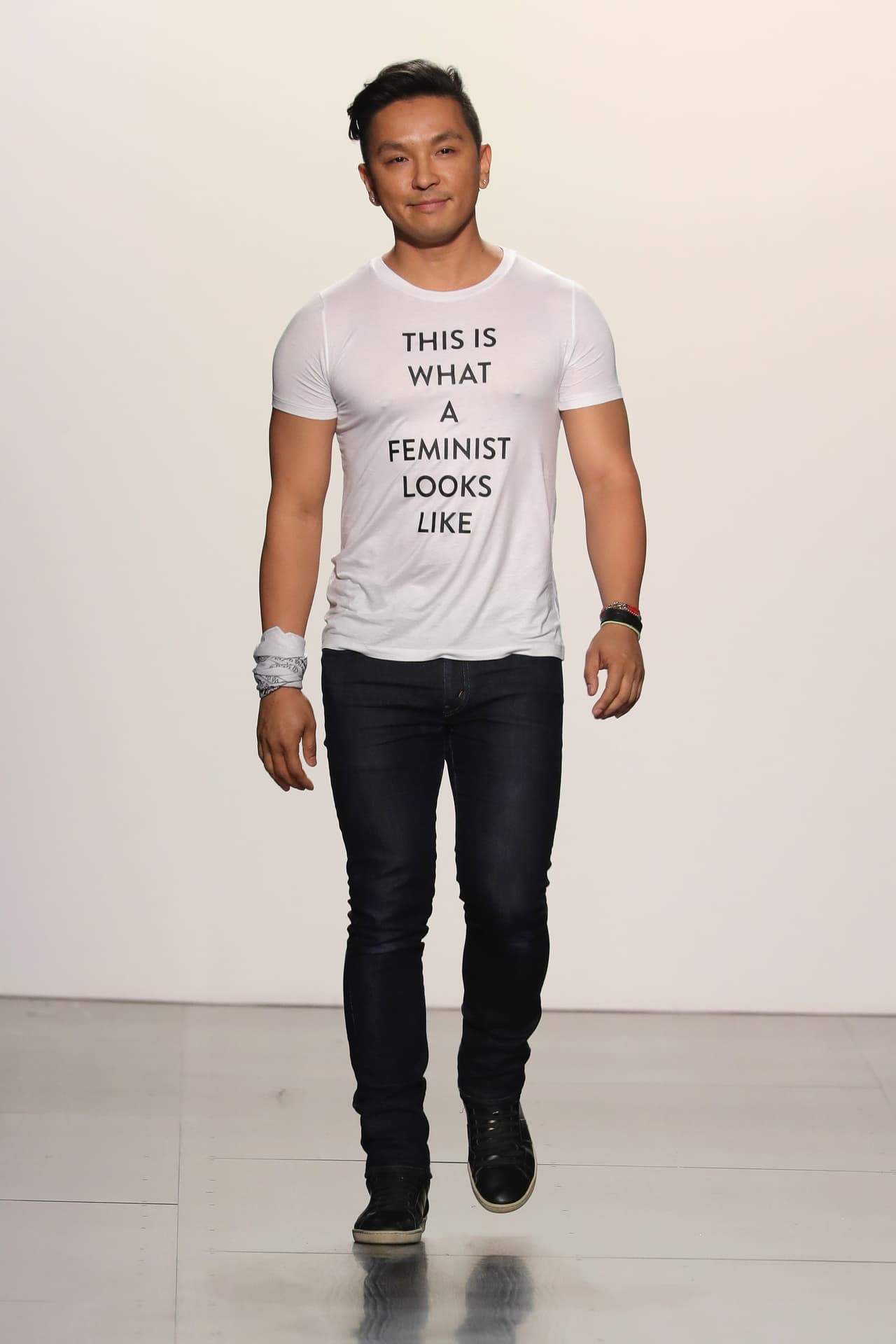 El diseñador Prabal Gurung reservó para el desfile final de su pasarela camisetas con mensajes feministas.