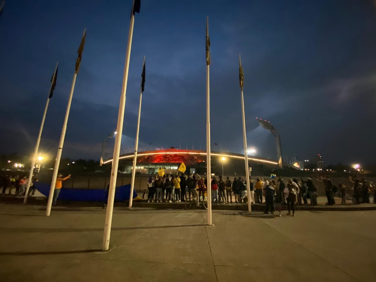 Autoridades de la Alcaldía Coyoacán resguardaron el perímetro del Estadio Olímpico Universitario horas antes del cotejo, pero nada detuvo a los hinchas auriazules para alentar a su escuadra en el primer episodio de la Gran Final del Guard1anes 2020.