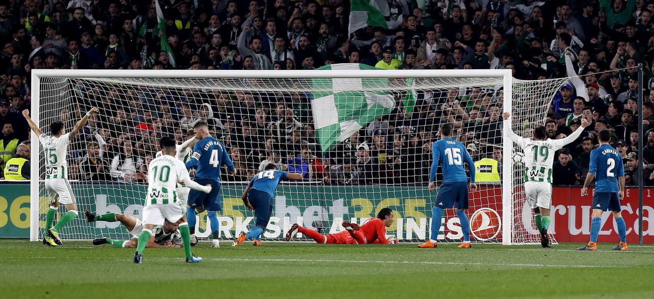 En el minuto 33, el francés –internacional con Argelia– Aïssa Mandi se encargó de poner la igualdad para el Betis en esta jugada, rematando de cabeza.