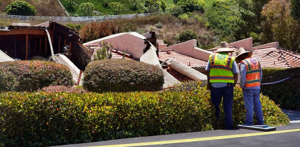 Además de verificar la interrupción del suministro de los servicios básicos, estos trabajadores fueron reportando daños en las viviendas.
