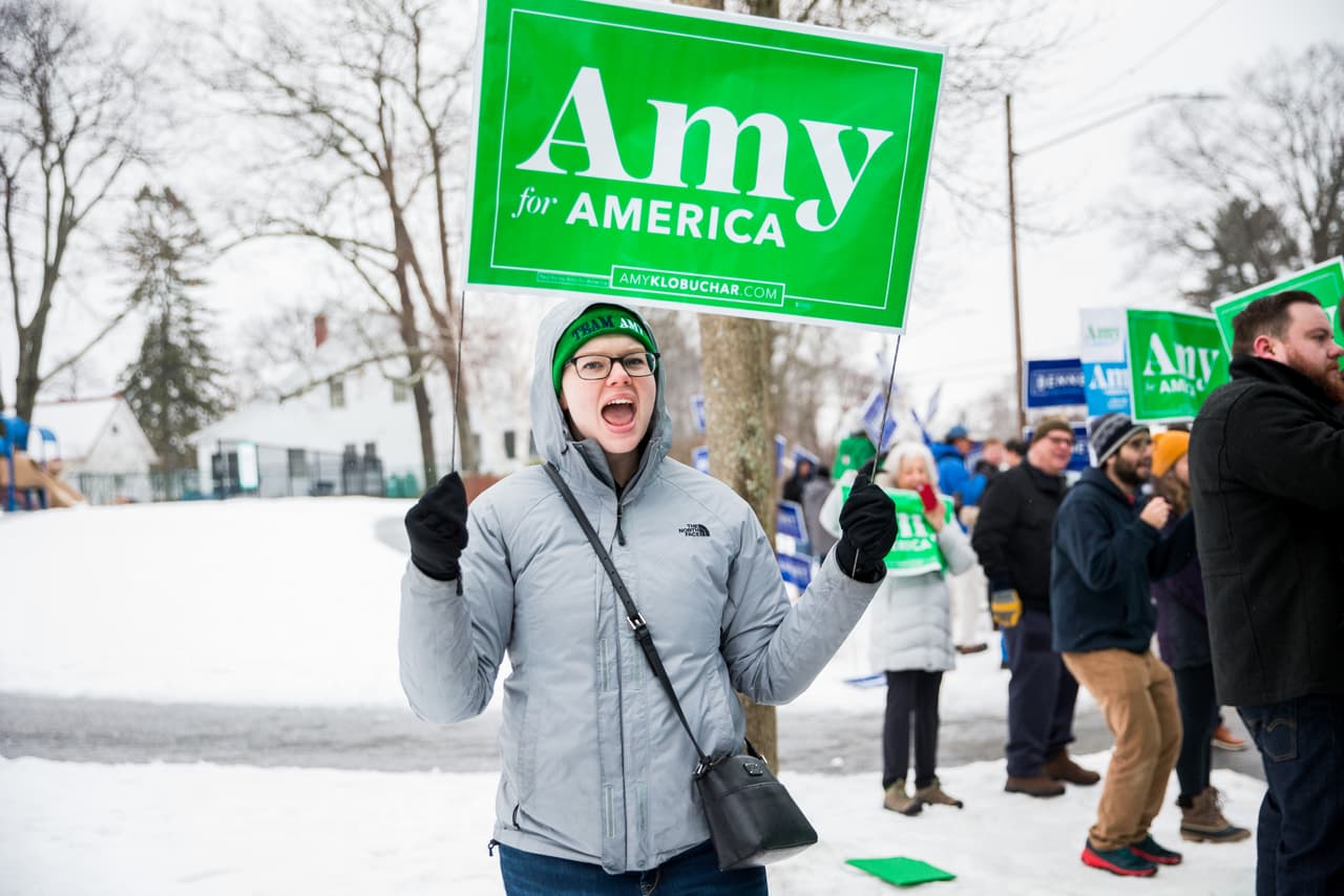 Una partidaria de la senadora Klobuchar frente a un centro de votación en Manchester, la ciudad más poblada de New Hampshire, con unos 112,000 habitantes.
