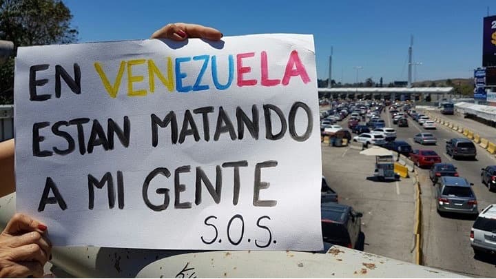Protesta en el cruce fronterizo de Tijuana, México, hacia San Diego, California.