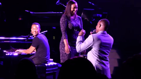 Mientras Legend interpretaba al piano su éxito 'All of me', la pareja se comprometía. El cantante no pudo ocultar su emoción.