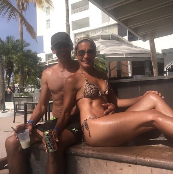 Ellos viven una eterna de miel y derrochar sonrisas en cualquier lugar.