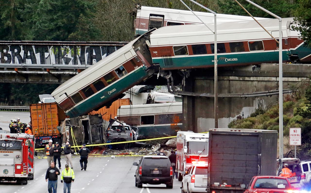 El tren descarrilado en Seattle viajaba a casi el triple de velocidad permitida