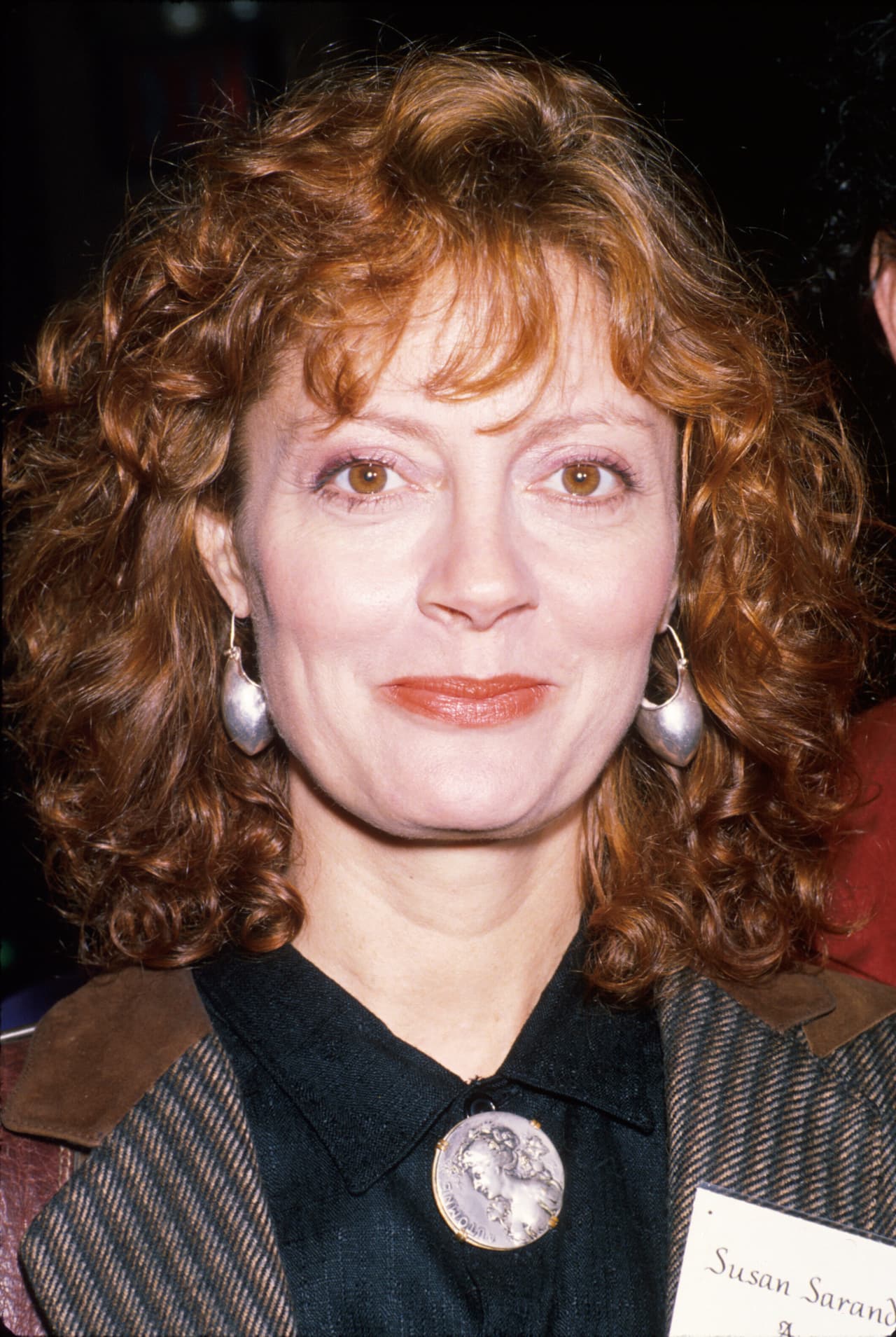 En los 
<i>lates 80's</i> la actriz llevó el pelo ligeramente más largo. La vemos bella y con poco maquillaje - una look que hoy está muy de moda-. Susan le imprimía feminidad al estilo masculino con labios rojos y accesorios de contrapeso, como estas llamativas arracadas.
<br>