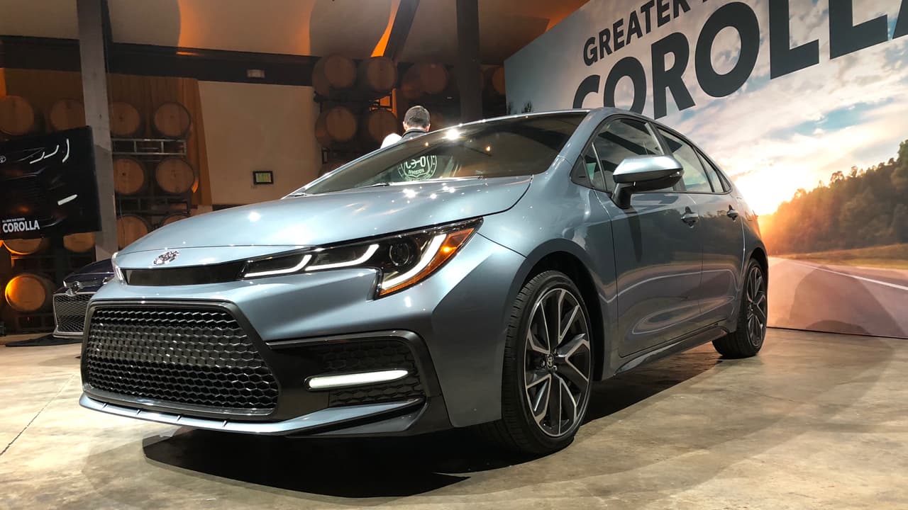 El Toyota Corolla sedán 2020 fue presentado sorpresivamente en un evento de manejo de la Toyota RAV4 2020 en la idílica región de 
<b>Carmel by the Sea</b> en California, dándole a 
<b><a href="https://www.univision.com/noticias/autos" target="_blank">Univision Autos</a></b> la oportunidad de encontrarnos entre los primeros medios en ver el sucesor del sedán compacto más popular del planeta.