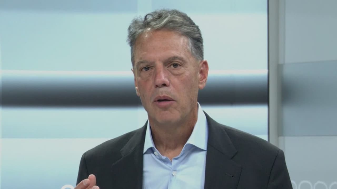 Adam Miller promete construir más vivienda y menor costo de vida en Los Ángeles