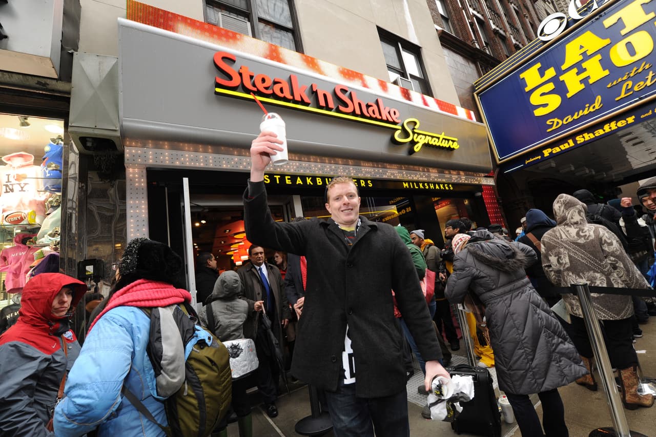 <b>Steak‘n Shake. Calificación: F. </b>Tiene 1,027 locales en EEUU y sus ventas en 2017 fueron de 1,087 millones de dólares. No tiene una política de uso de antibióticos disponible aunque en 2017 ofreció carne de primera en su menú, lo que legalmente significa que estaría libre de exceso de antibióticos. No fue verificada la implementación de esa política por un tercero y no respondió cuestionario enviado por los investigadores. Así que obtuvo 0 de 100 puntos en su calificación.