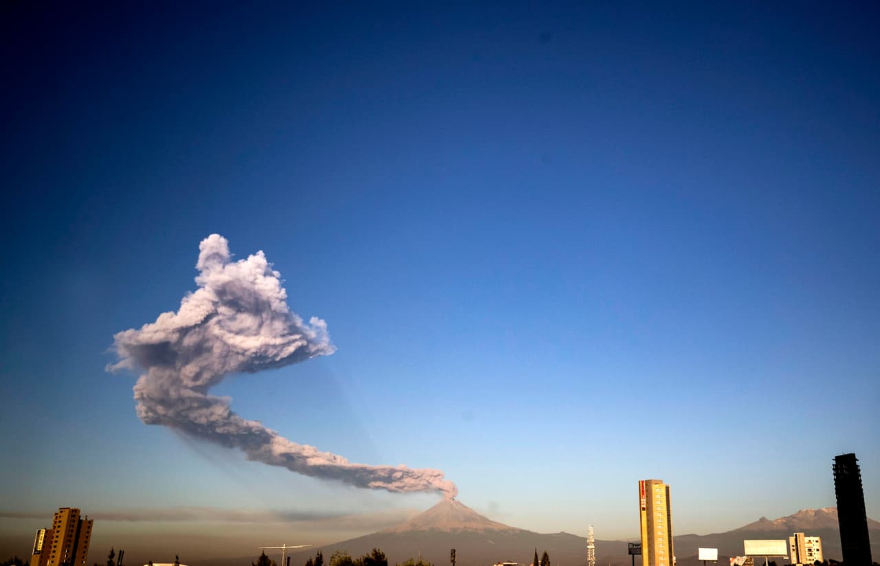 En Santiago Xalitzintla, Puebla, una de las localidades más cercanas al volcán, los pobladores realizan sus actividades de manera cotidiana, sin que se observe una mayor presencia de las autoridades o suspensión de actividades escolares. 
<b>Según el reporte de este jueves del Cenapred, en las últimas 24 horas se identificaron 61 exhalaciones del volcán.</b>