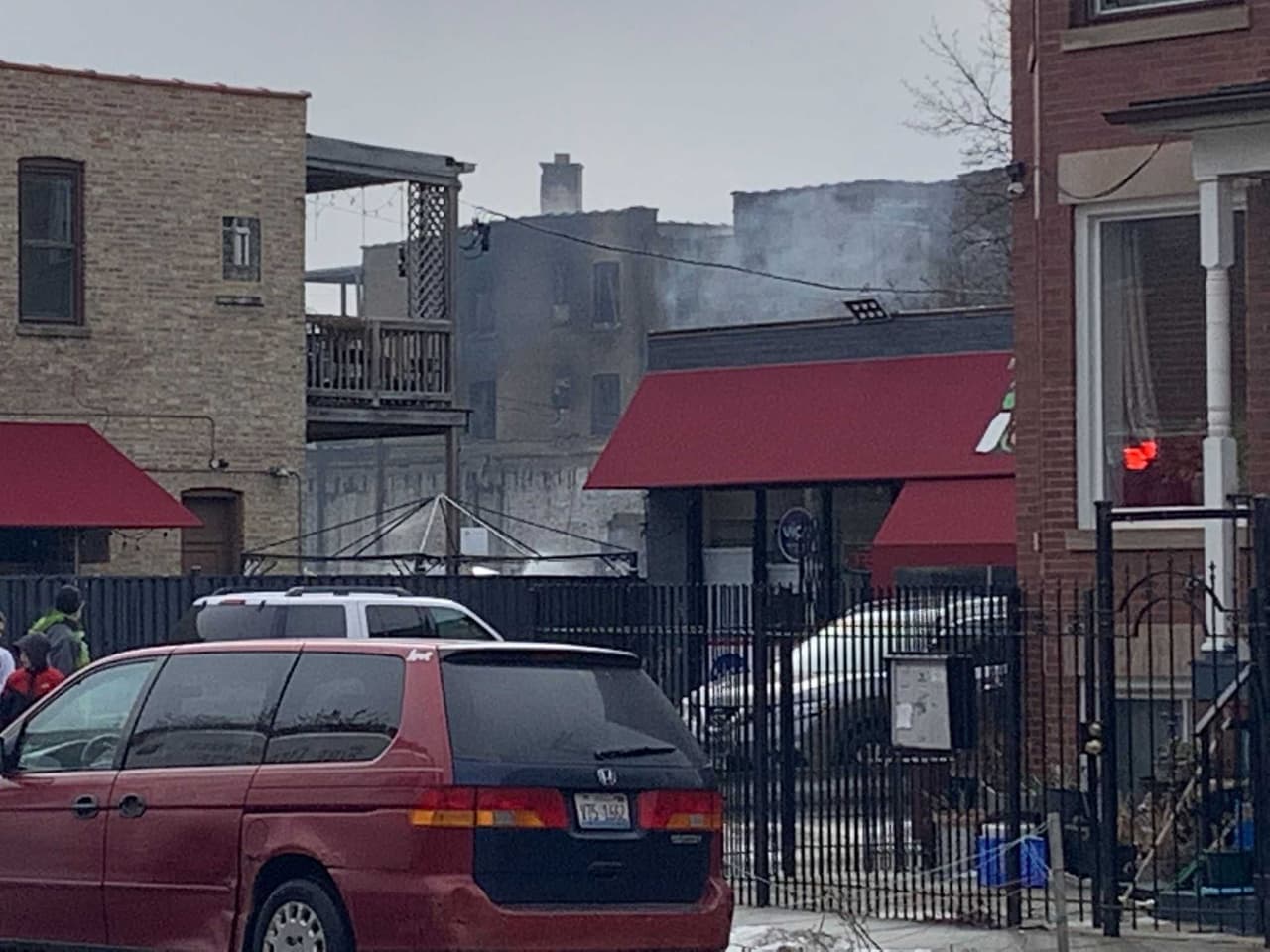 Incendio Albany Park. Las autoridades dijeron que cuando los bomberos llegaron, el fuego estaba en el segundo y tercer piso de un edificio de apartamentos de la zona.