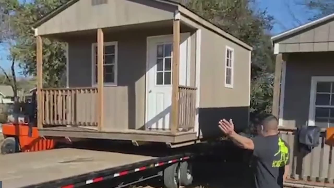 Luego de que San Antonio rechazara un proyecto de minicasas para ayudar a indigentes, la ciudad de Laredo aceptó llevarse algunos inmuebles para apoyar a los más necesitados de la localidad. Las imágenes del interior de las casas aquí.