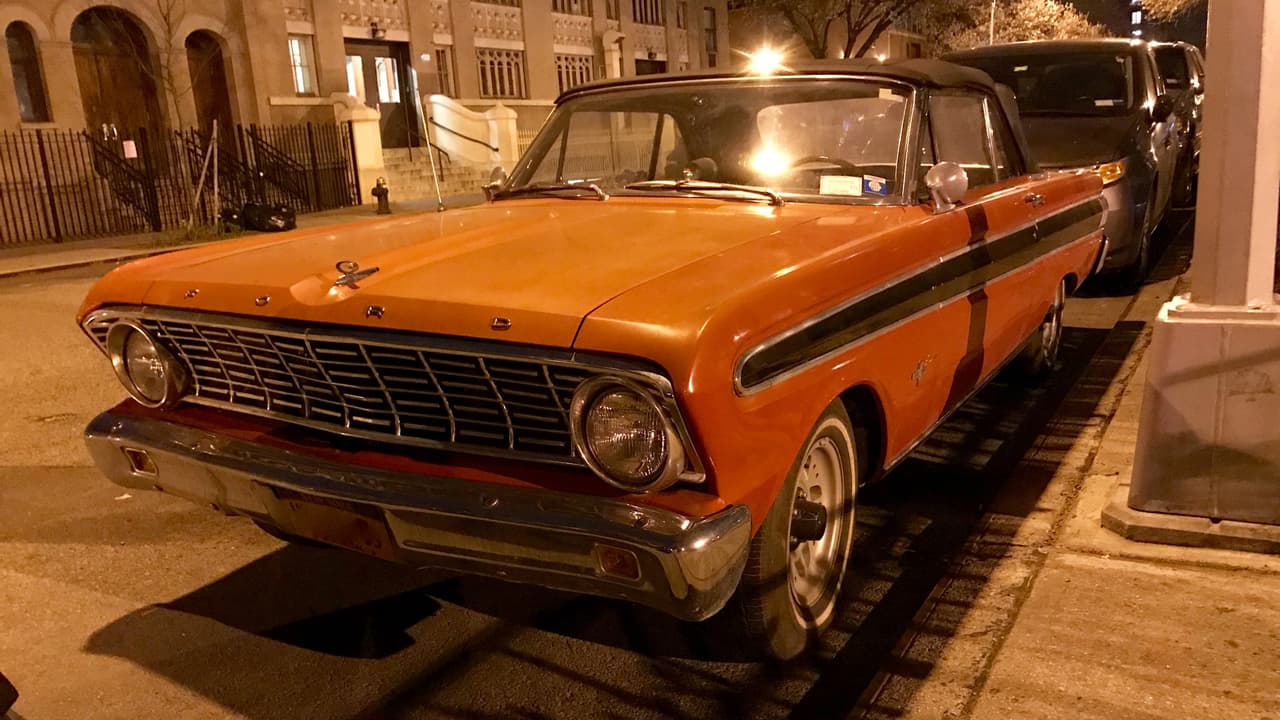 La ciudad de Nueva York es en si misma un auto show, por lo que no resistimos la tentación de compartir esta imagen de un 
<b>Ford Falcon Sprint convertible de 1964</b> muy bien preservado que nos conseguimos camino a un evento relacionado con el show. Este auto era el Mustang antes de que existiera el Mustang.