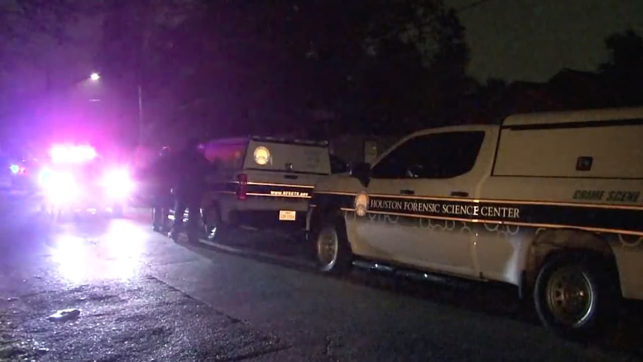 El sospechoso huyó de la escena en una bicicleta y la policía de Houston lo está buscando.