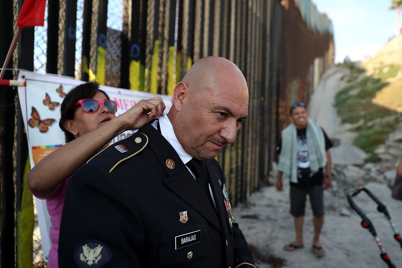 Nadie resultó herido en el incidente y Héctor Barajas cumplió poco más de dos años de prisión tras declararse culpable. Sin embargo, fue deportado inmediatamente después de su liberación en 2004. El día de la independencia de EEUU lo celebró en la barda fronteriza de Tijuana. "El 4 de julio es una fiesta que celebramos en los EEUU", dijo el veterano deportado. "Donde yo estoy viviendo actualmente no cambia mi sentido de hogar, el patriotismo y mi lealtad".
