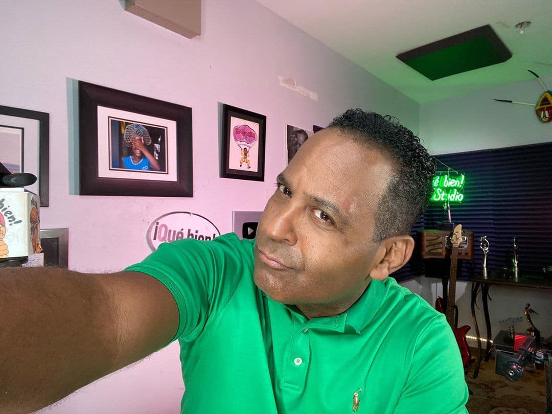 Tony Dandrades, desde casita, le pone su toque al panel de Sin Rollo.