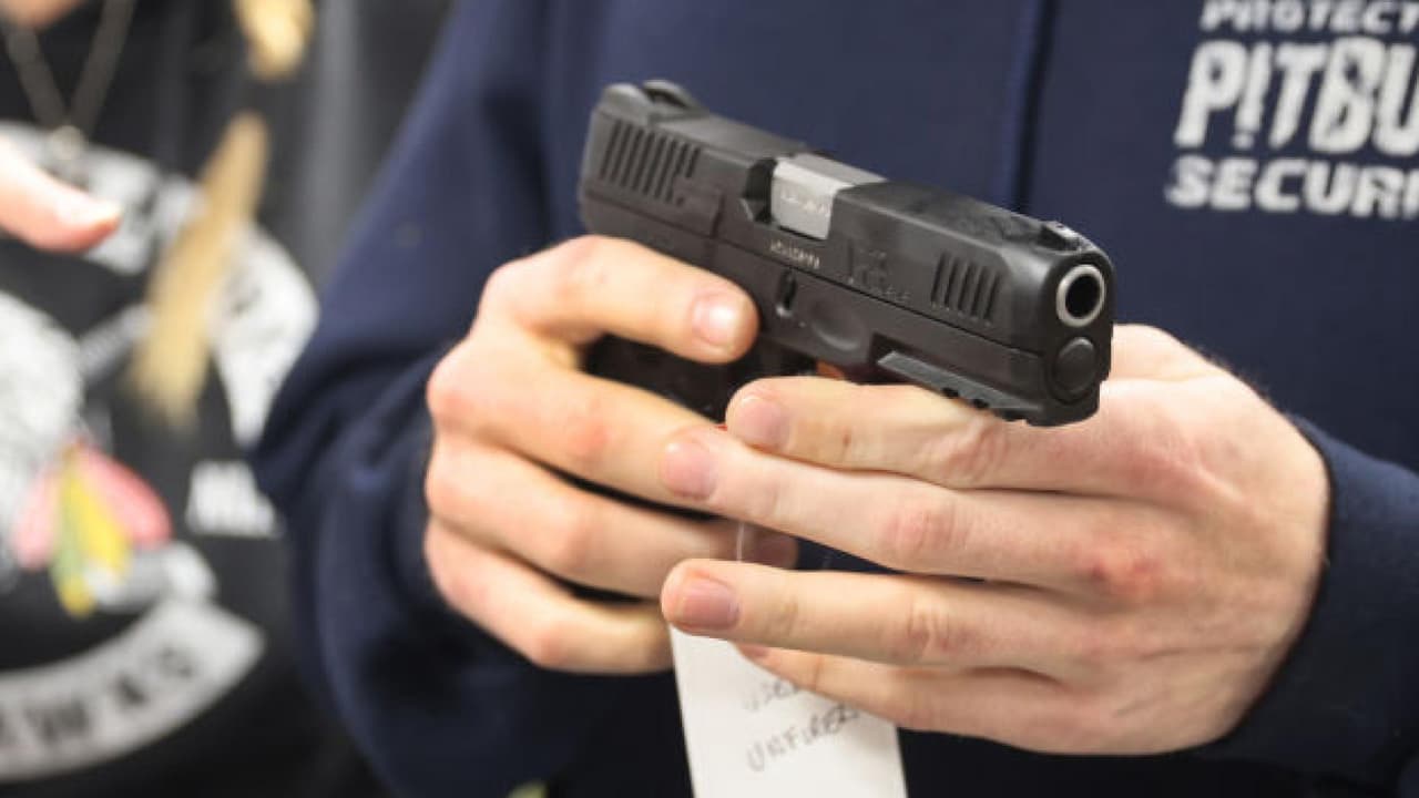 VIDEO: De acuerdo con cifras oficiales de la Policía Metropolitana de Washington DC, en lo que va del 2022 han sido decomisadas 1,231 armas de fuego ilegales. Al respecto, Eduardo Perdomo, director interino de la Oficina de Asuntos latinos, señaló que buscan disminuir los actos violentos e identificar a quienes los cometen para atender su salud mental y brindarles oportunidades de empleo.