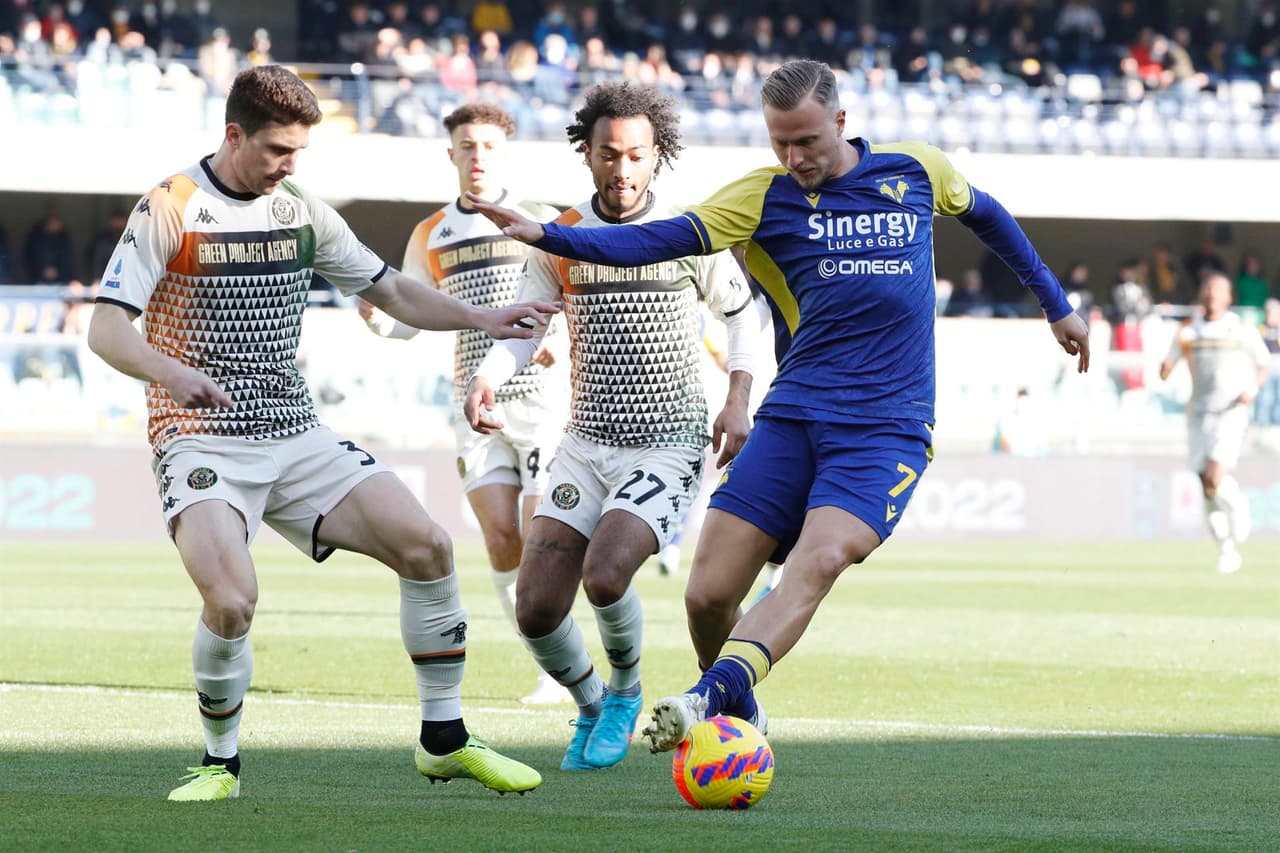 Gio Simeone le dio el triunfo a Verona con un hat-trick ante Venezia, quien sólo anotó un tanto en la J27 en la Serie A. David Okereke anotó el único tanto para el equipo contrario al 81'.
