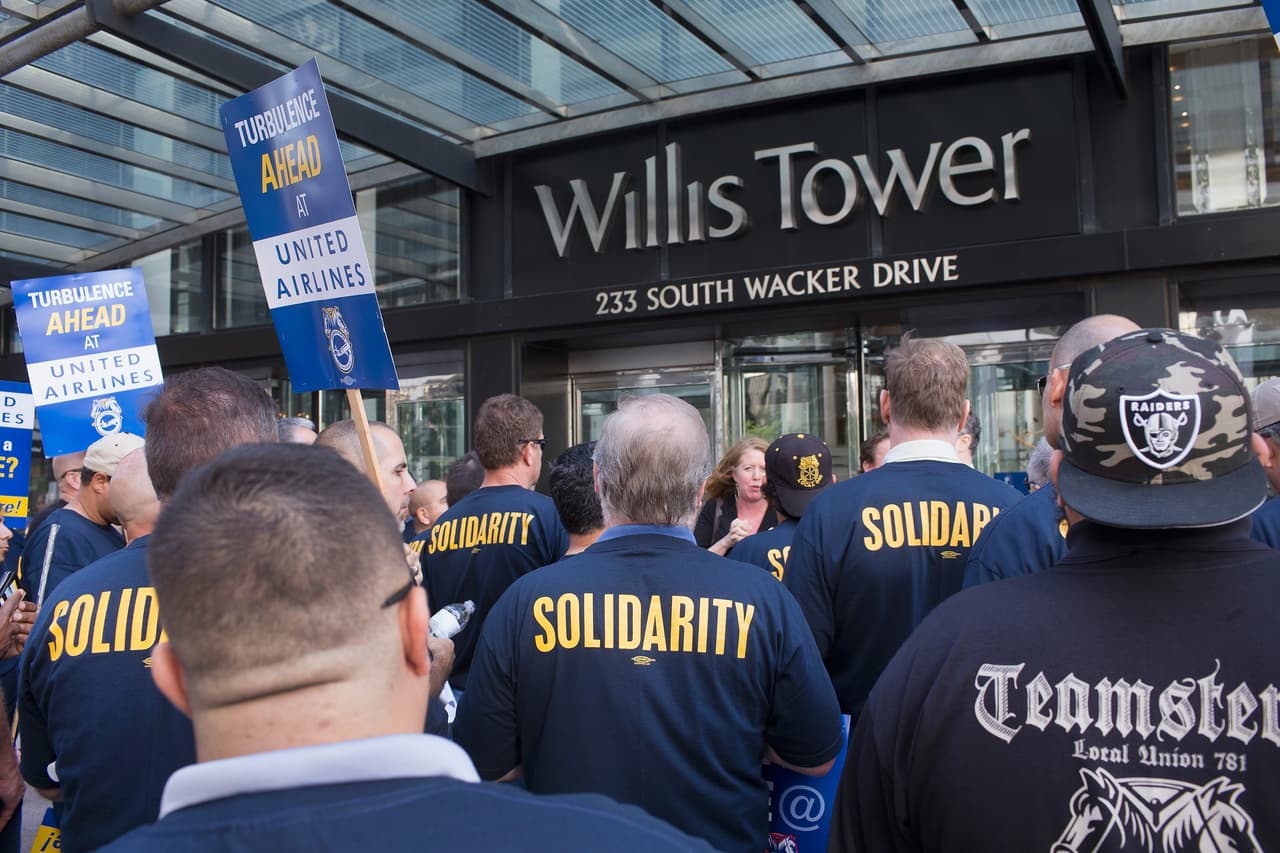 Trabajadores de United Airlines protestaron ese miércoles afuera del Willis Tower sobre las condiciones de su contrato de trabajo que les ha sido aplicado desde 2013, especialmente en el tema de salarios, beneficios y planes de jubilación. De acuerdo con el sindicato, el objetivo de la protesta es "alertar a los inversores y a los consumidores de las turbulencias que se acercan".