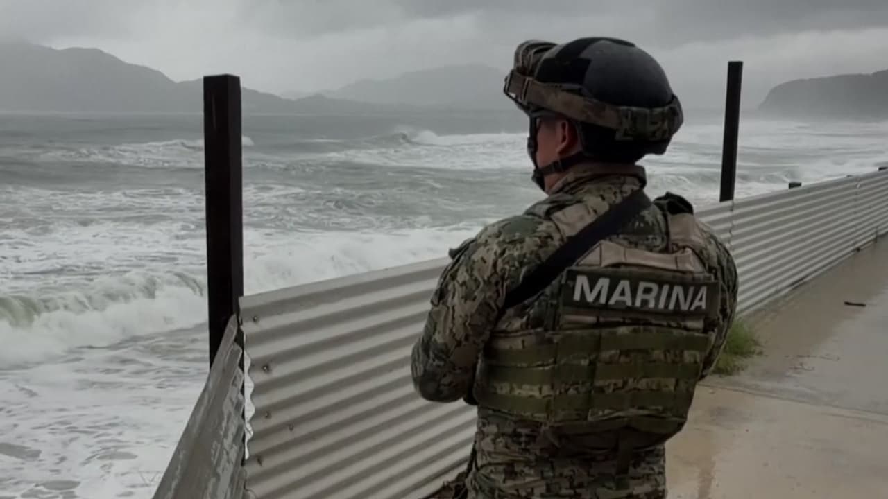 Huracán Simon eleva el oleaje en Mazatlán y mantiene en alerta la costa del Pacífico
