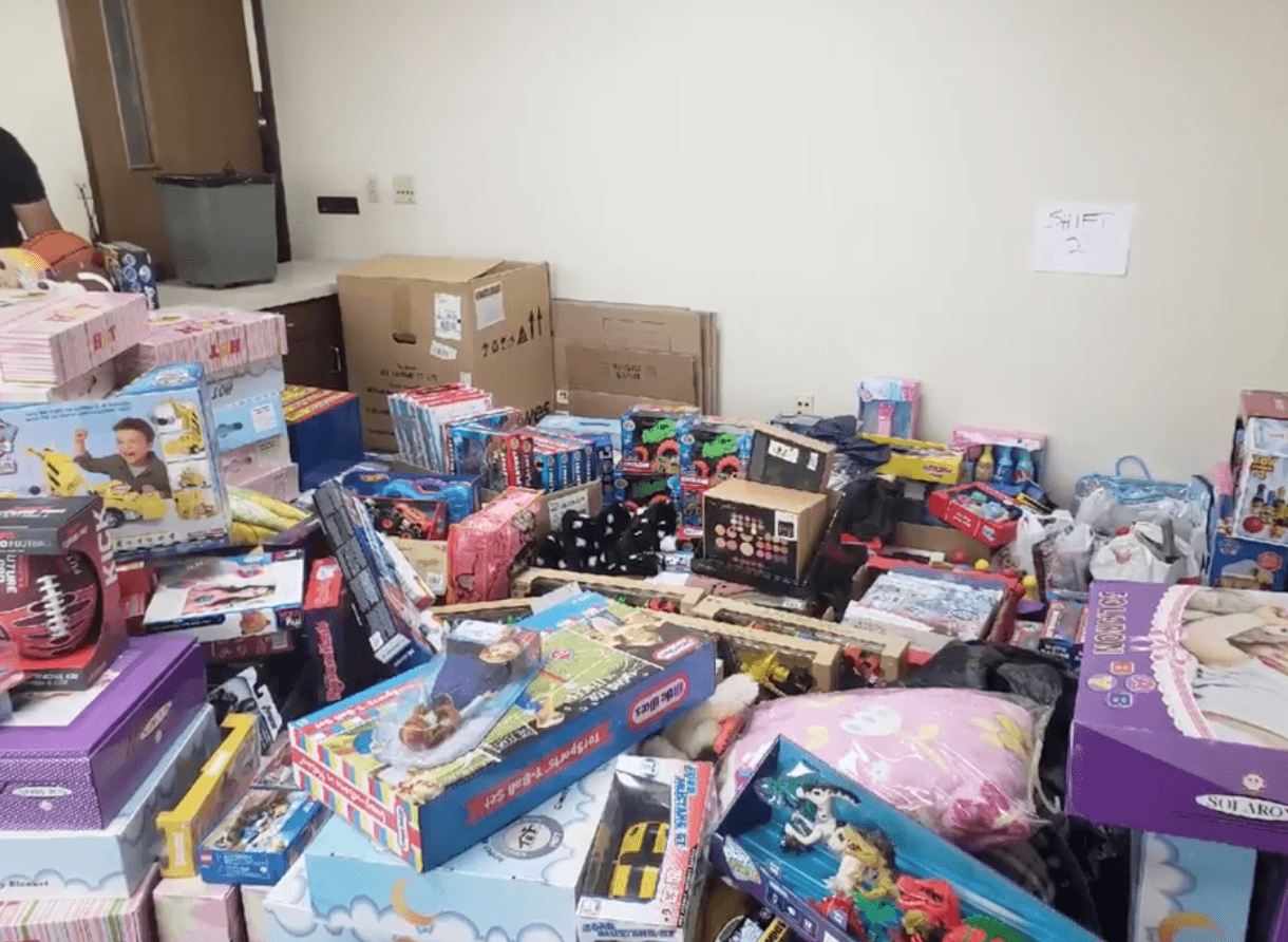 Cientos de juguetes se apilaron en el centro de distribución, antes de ser entregados entre la comunidad.