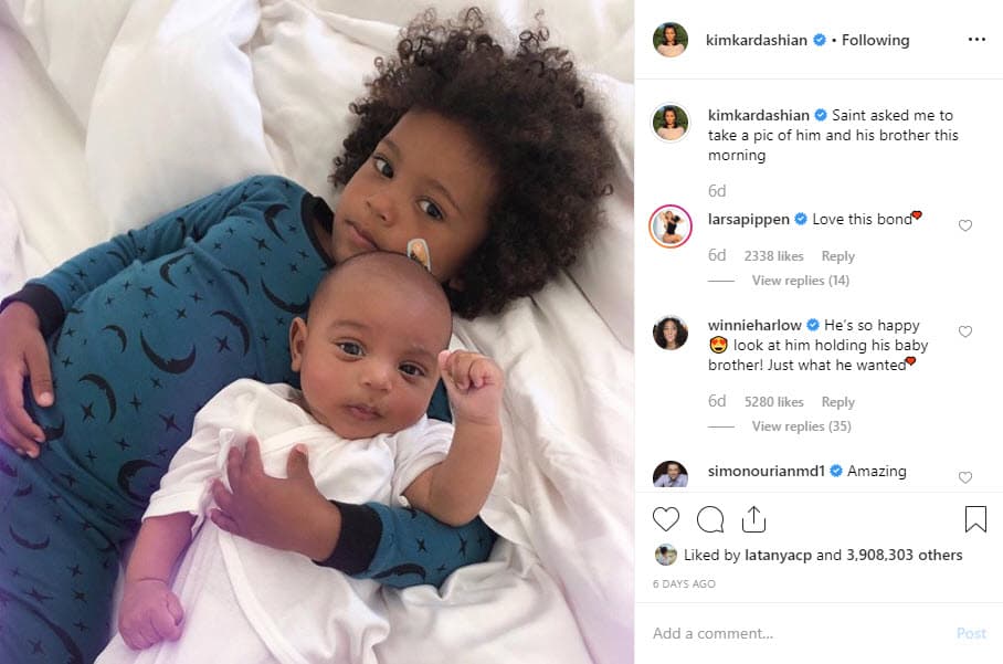 El pasado 14 de julio Kim publicó esta imagen donde los pequeños de 3 años y 2 meses aparecen juntos con el siguiente mensaje: "Saint me pidió que le tomara una foto con su hermano esta mañana".
<br>