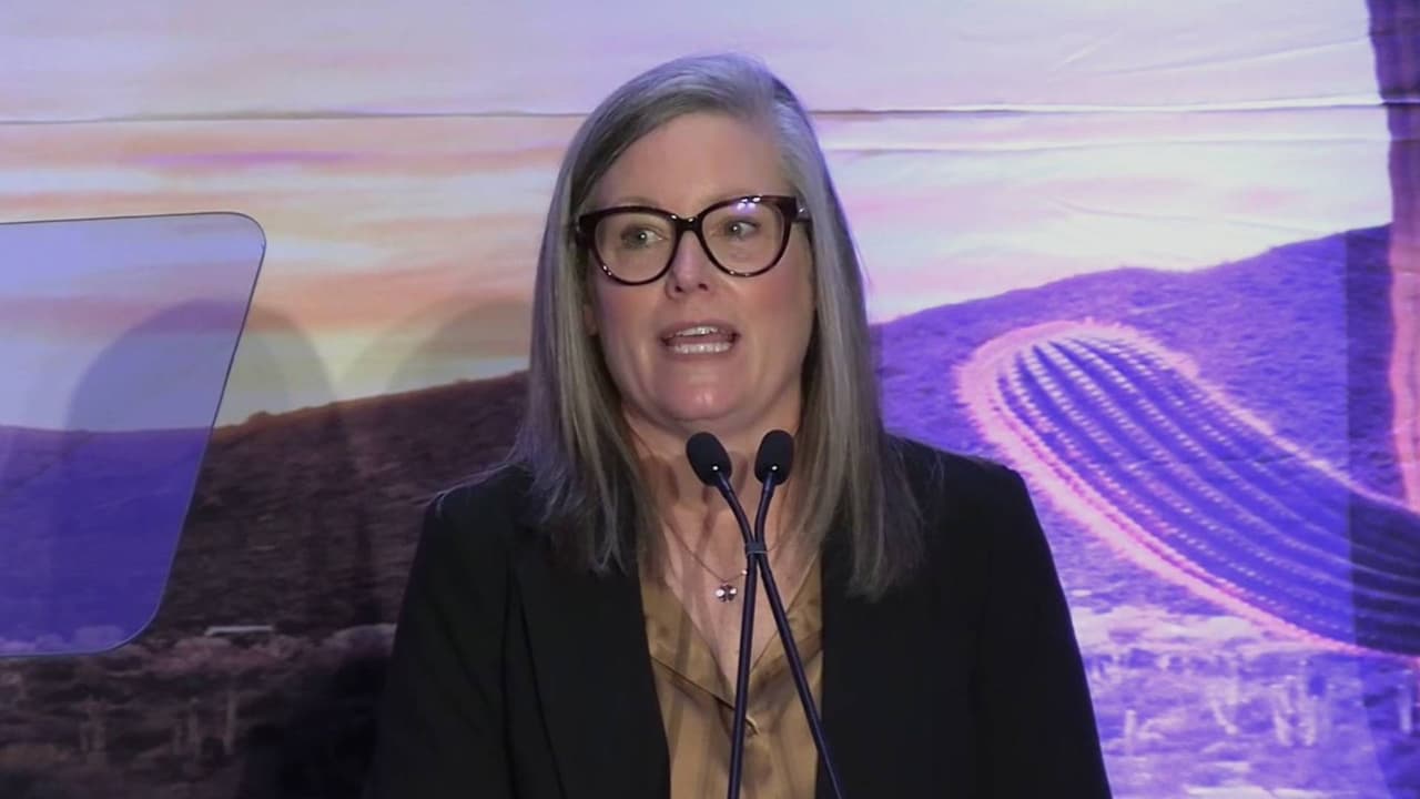 Katie Hobbs rompe récord de vetos y suma 390 leyes rechazadas en Arizona