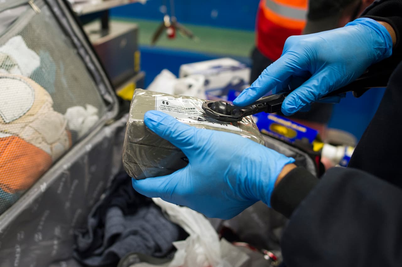 Johnston, quien trabajó con Burns durante aproximadamente tres años, ha tratado de mantener su impulso y la TSA está aumentando su personal de redes sociales. En la fotografía un agente revisa si un paquete tiene residuos de explosivos.