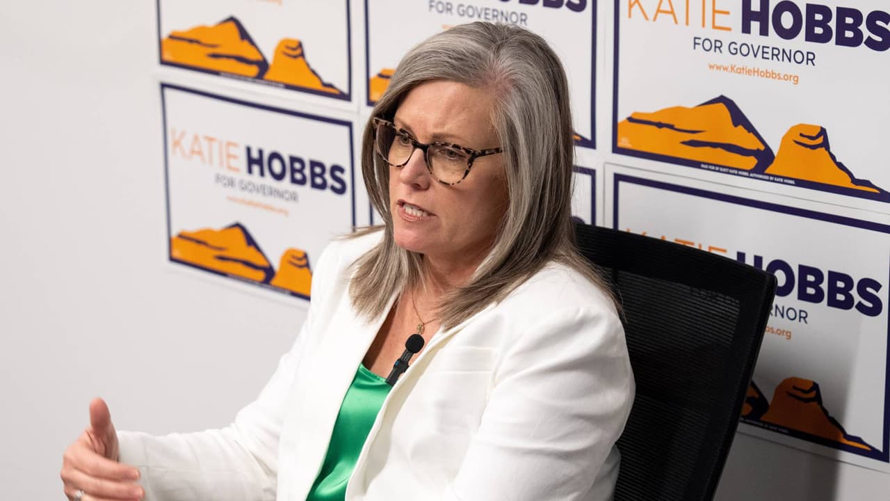 “Estos aranceles imprudentes serán devastadores”: Katie Hobbs critica a Donald Trump
