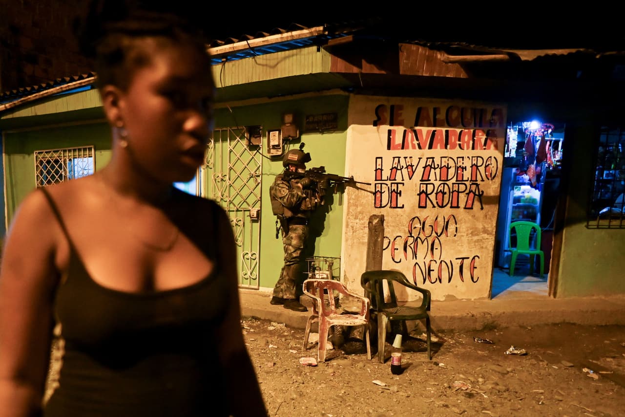 <b>Colombia</b>
<br>
<br>Refugiados aceptados por Estados Unidos desde 2016: 
<b>1,404</b>
<br>
<br>2016: 529 refugiados aceptados.
<br>
<br>2017: 233 refugiados aceptados.
<br>
<br>2018: 128 refugiados aceptados.
<br>
<br>2019: 298 refugiados aceptados.
<br>
<br>2020: 215 refugiados aceptados.
<br>
<br>2021 (hasta el 30 de abril): 1 refugiado aceptado.
<br>
<br>Colombia tiene 
<a href="https://www.usccb.org/issues-and-action/human-life-and-dignity/migrants-refugees-and-travelers/columbianrefugees"><u>la séptima población de refugiados más grande del mundo</u></a>. La mayoría expulsados de su país por una larga guerra de 40 años entre el 
<a href="https://www.univision.com/noticias/ataques/en-fotos-25-momentos-de-las-farc-que-marcaron-a-colombia-fotos"><u>gobierno, grupos rebeldes izquierdistas, paramilitares y narcotraficantes</u></a>. A pesar de esto, en este momento es el segundo país que acoge más refugiados (alrededor de dos millones), 
<a href="https://www.unhcr.org/refugee-statistics/"><u>especialmente los desplazados de Venezuela</u></a>.
<br>
<br>La cantidad de refugiados que han entrado a Estados Unidos en los últimos es publicada por el 
<a href="https://www.wrapsnet.org/admissions-and-arrivals/"><u>Centro de Procesamiento de Refugiados</u></a>, operado por el Departamento de Estado. 
<br>
<br>
<a href="https://www.univision.com/noticias/inmigracion/donde-viven-los-latinos-en-estados-unidos-descubre-la-nacionalidad-mayoritaria-en-tu-ciudad-fotos"><u>¿Dónde viven los latinos en Estados Unidos? Descubre la nacionalidad mayoritaria en tu ciudad</u></a>