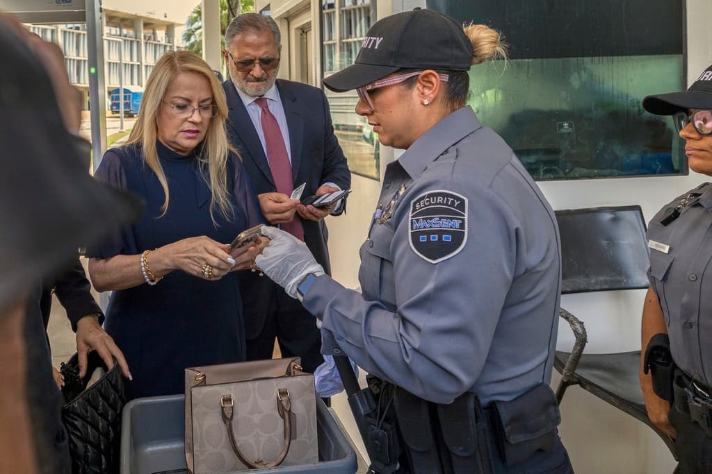 La exgobernadora Wanda Vázquez 
<b>desmintió la acusación inicial</b> al documentar que destituyó
<b> </b>al comisionado de instituciones financieras en 
<b>noviembre de 2019</b>, meses antes de escuchar sobre el coacusado 
<b>Julio Herrera Velutini</b>.