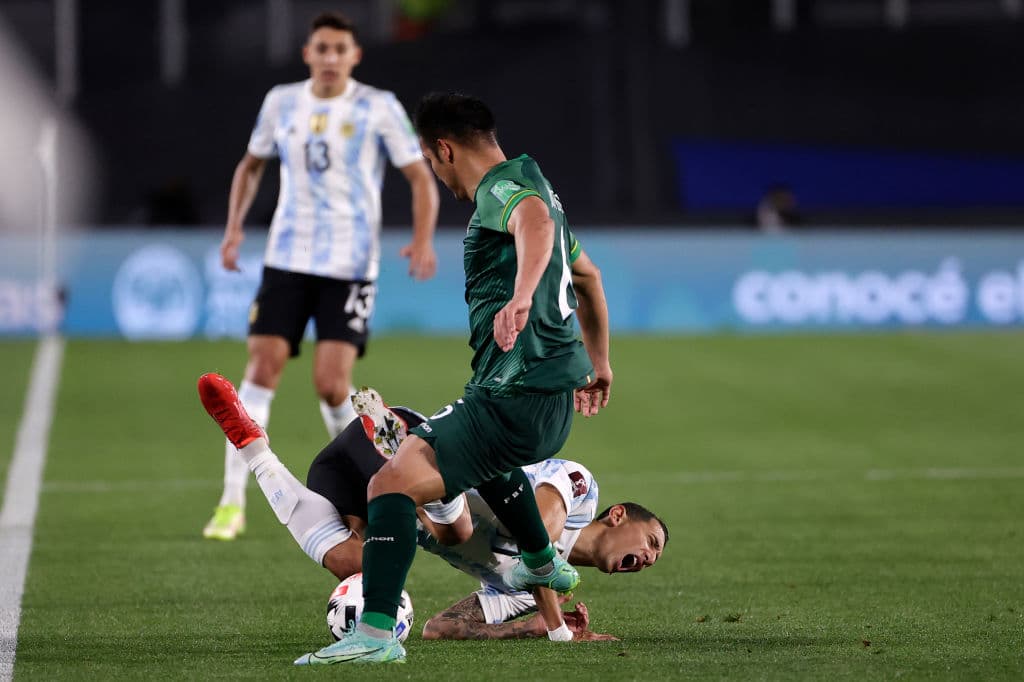 Con un asombroso hat trick de Lionel Messi, Argentina golea 3-0 a Bolivia y se sitúan en la segunda plaza de manera solitaria.