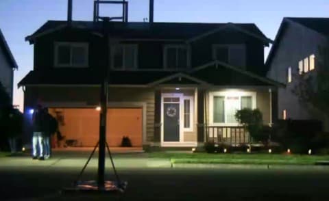 La cámara de vigilancia captó a dos migrantes afuera de la casa de Rajinder Pal Singh.