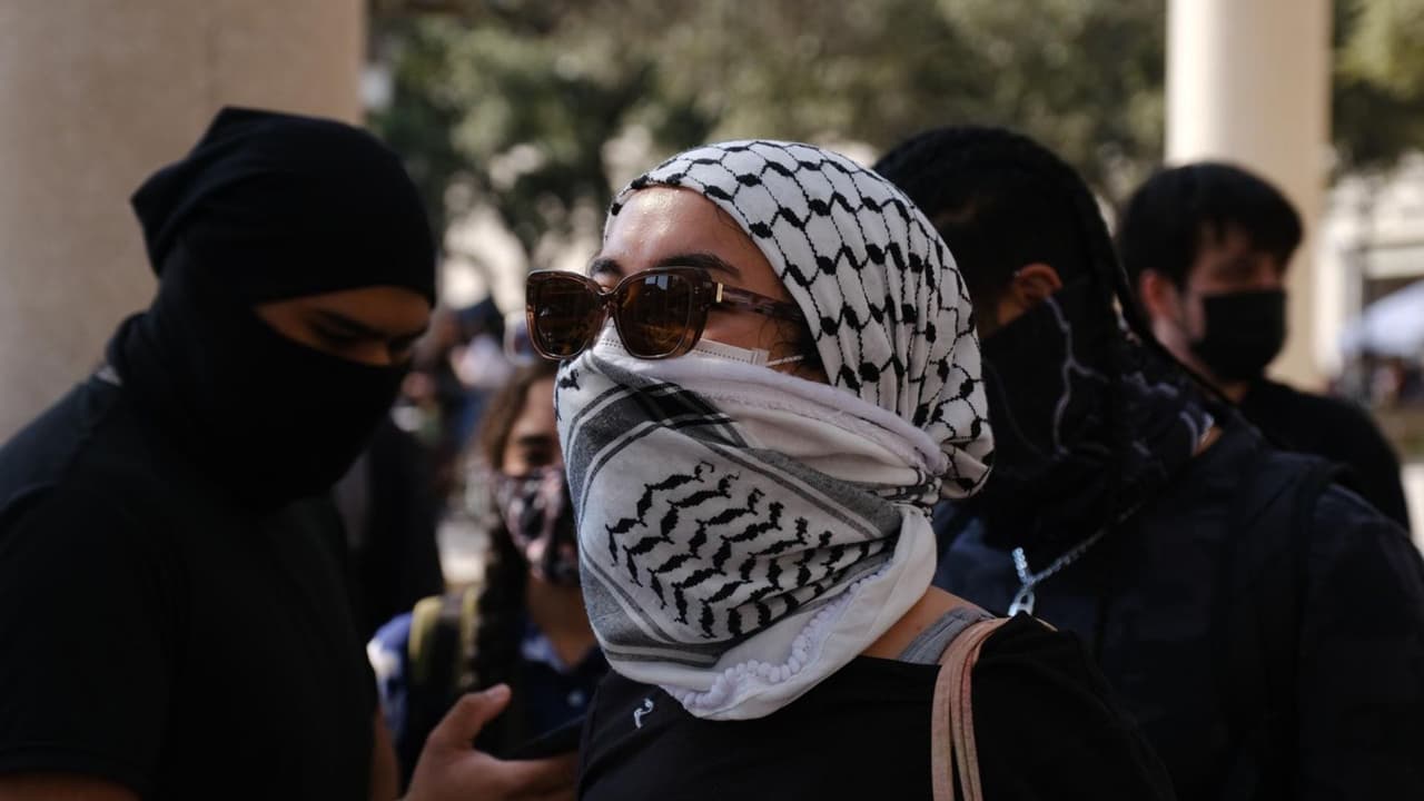 Una estudiante además traía puesto un keffiyeh, una prenda tradicional árabe. Esta tela se ha utilizado por manifestantes a favor de Palestina en las múltiples protestas que ha habido en diferentes ubicaciones el mundo, para mostrar su solidaridad con esa causa.