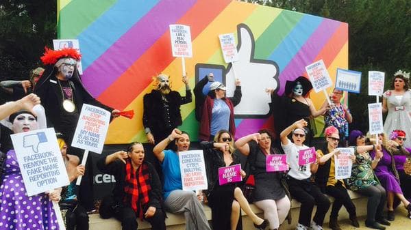 Decenas protestan contra política de “nombres reales” de Facebook