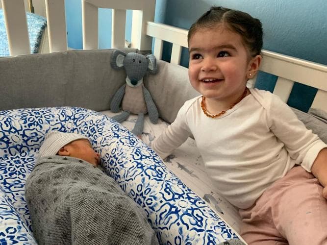 La pequeña Lisa, primogénita de la conductora, también fue muy feliz con la llegada de Lucio y Laura G compartió la fotografía del primer encuentro que tuvo con su hermanito.