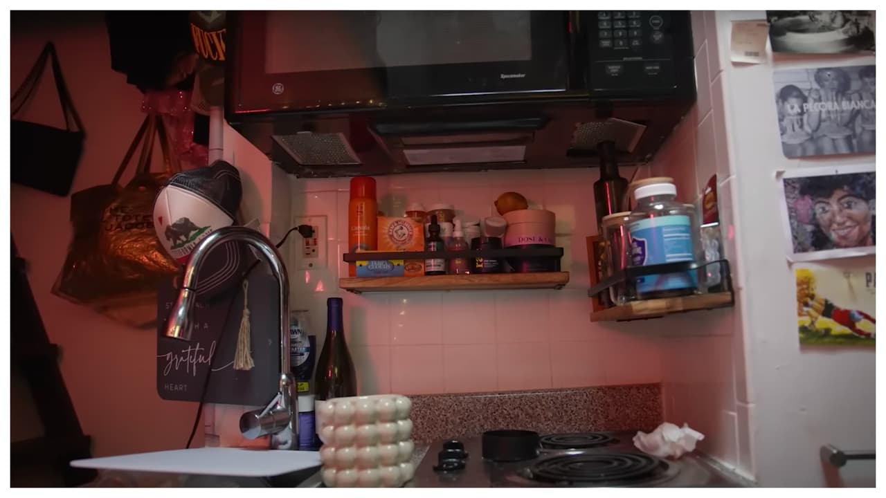 Esta es la pequeña cocina. Dice que, en algún momento encontró en ella ratones, pero ya se deshizo de ellos. Tiene una pequeña estufa de dos hornillas
<b>,</b> un pequeño fregadero y un gabinete para almacenar cosas.