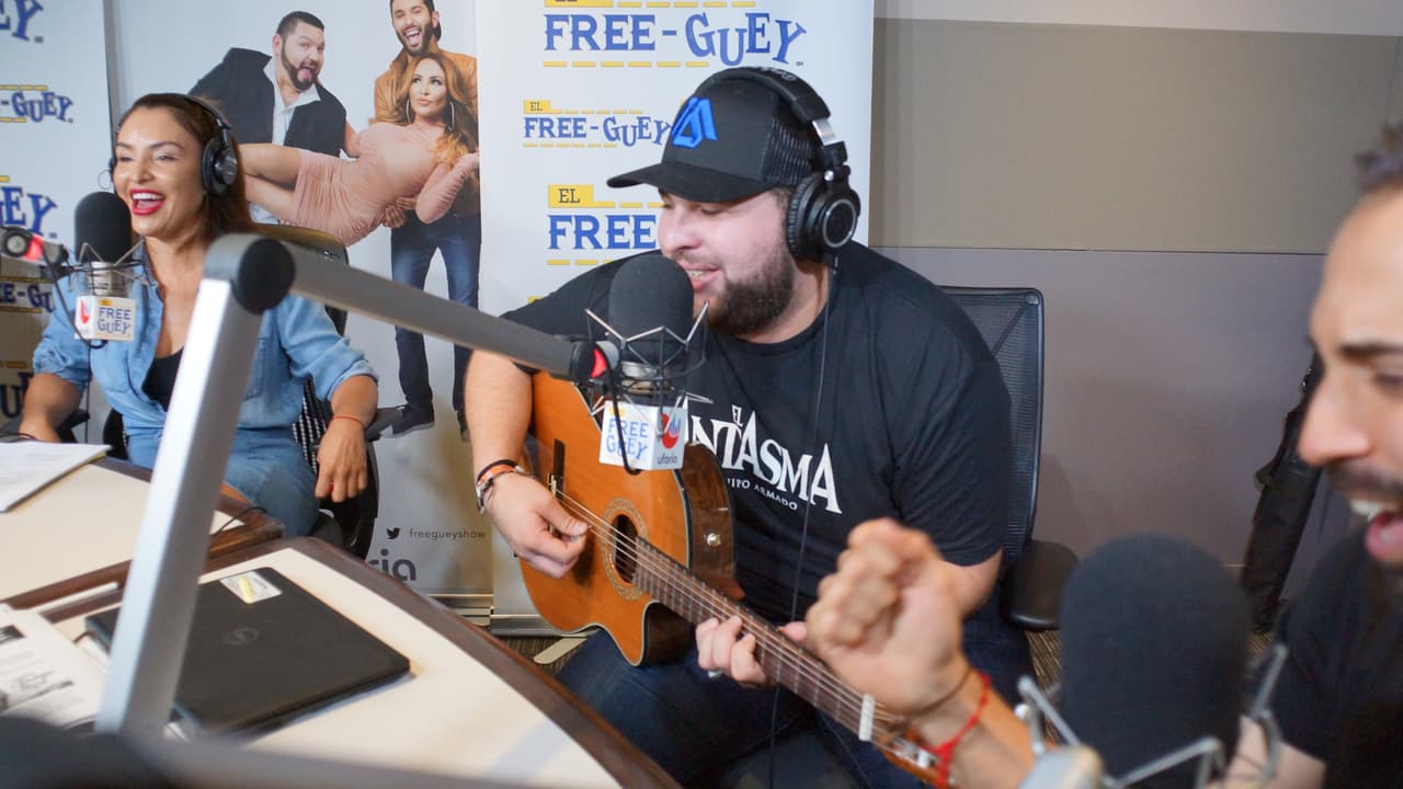 Sin pelos ni tapujos, El Fantasma se metió al Free-guey show y hasta acabó con la piñata de La Bronca.