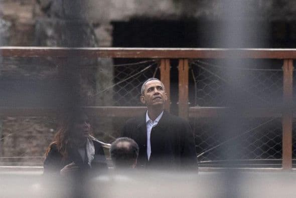 Visiblemente relajado tras los encuentros institucionales de este jueves con el Papa, con el presidente de Italia, Giorgio Napolitano, y con el premier, Matteo Renzi, Obama aprovechó el paseo e incluso se quitó la corbata.