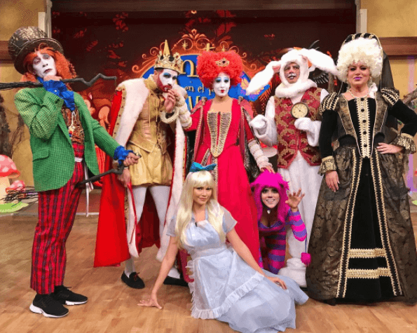 La familia de Despierta América sorprendió con los personajes de 'Alicia en el país de las maravillas'.