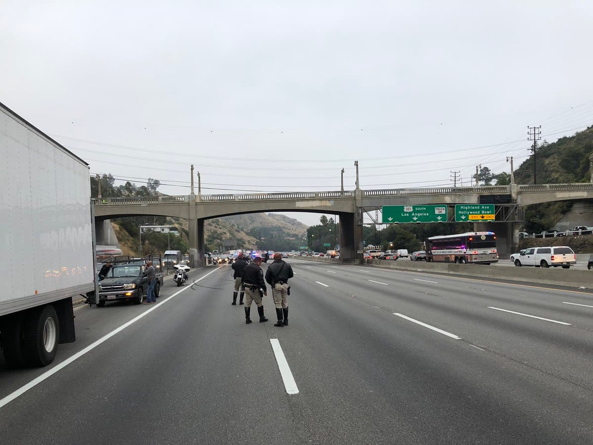 Reabren las vías norte de la autopista 101 en Cahuenga Pass tras fatal accidente que colapsó la carretera