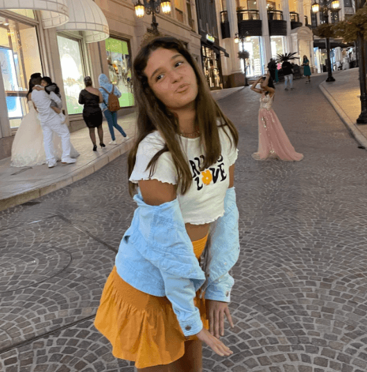 Las chicas están tan unidas que 
<b><a href="https://www.univision.com/famosos/itati-cantoral-hija-maria-cumpleanos-hija-mayrin-villanueva-julia-fotos" target="_blank">María Itatí cree que en realidad Julia es su media hermana</a></b>, tal como el lazo que tiene con los mellizos Roberto y José Eduardo. La realidad es que las jovencitas no tienen ningún vínculo sanguíneo.