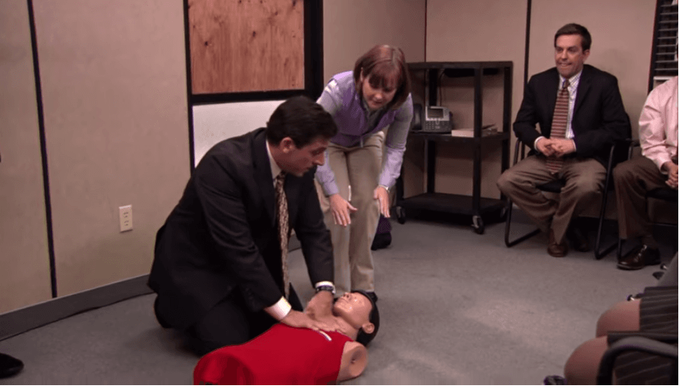 Michael Scott aprende a realizar la maniobra de reanimación cardiorrespiratoria al ritmo de la canción de los Bee Gees, Stayin' Alive.