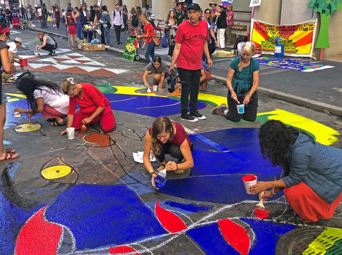 Además de bloquear las intersecciones a lo largo de la calle Montgomery, los manifestantes están dibujando murales en el pavimento de la calle.