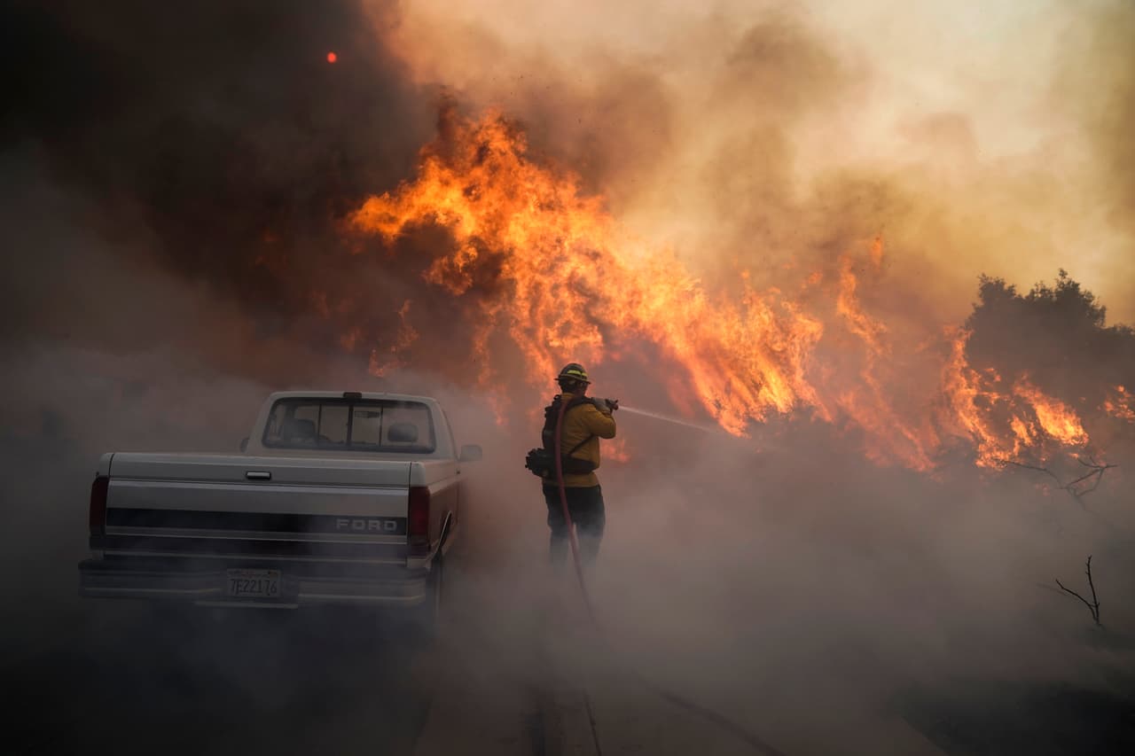 El incendio Silverado e suno de los dos incendios masivos que azotan por segundo día consecutivo al condado de Orange al sur de California,