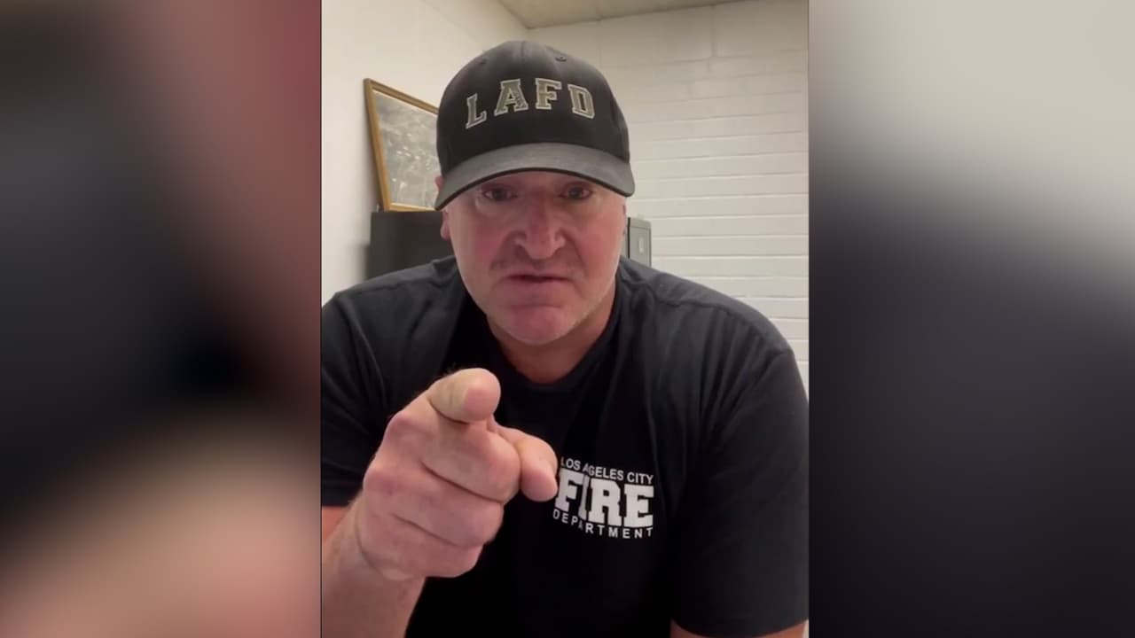 Bombero que calificó de "tiranía" la decisión de vacunar a trabajadores de Los Ángeles podría recibir medidas disciplinarias