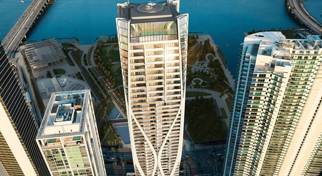 La altura del edificio es imponente en la bahía de Miami.