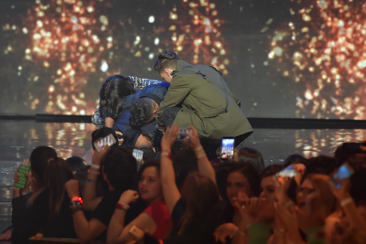 Los cuatro chicos se agacharon y abrazaron en este emotivo momento.